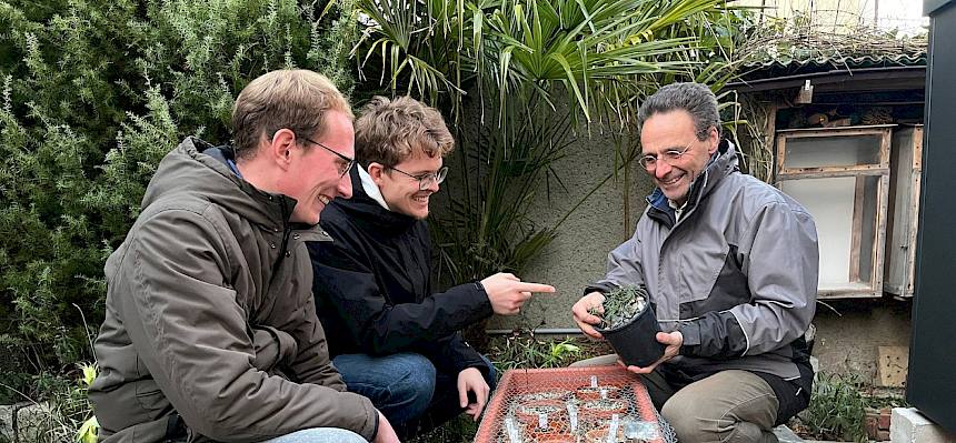 Biologe erklärt Praktikanten Anzucht von Wildpflanzen