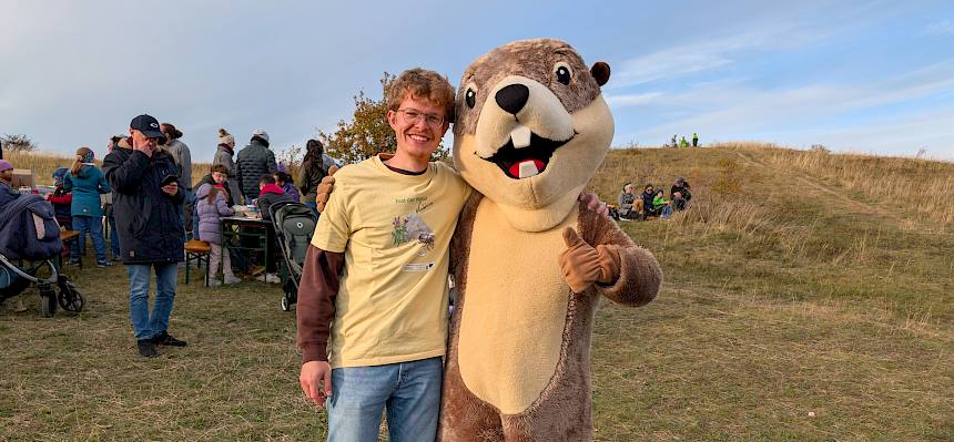 Praktikant mit Ziesel-Maskottchen Perzi