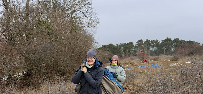 Freiwillige tragen Plane