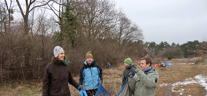Freiwillige tragen Planen