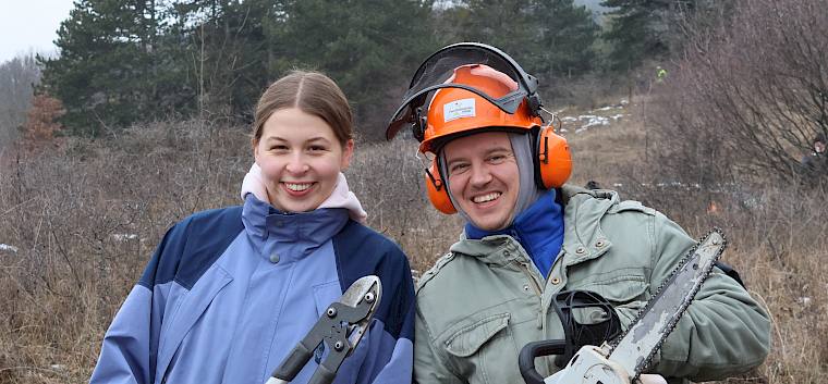 Beim Zurückschneiden der Hecke waren Astschere und Elektor-Motorsäge die richtigen Werkzeuge. © LPV/L. Strobl Frau mit Astschere, Mann mit Motorsäge