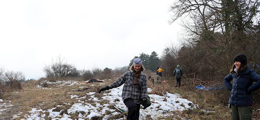 Freiwilliger steigt auf Asthaufen