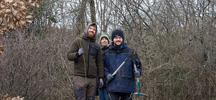 Freiwillige mit Astscheren