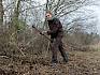 Vor der Hecke wurden Flieder (Syringa vulgaris) und Liguster (Ligustrum vulgare) ausgehackt, um den wertvollen Trockenrasenpflanzen wieder mehr Platz zu verschaffen. © LPV/L. Wollny Praktikant mit Krampen beim Aushacken von Gehölzen