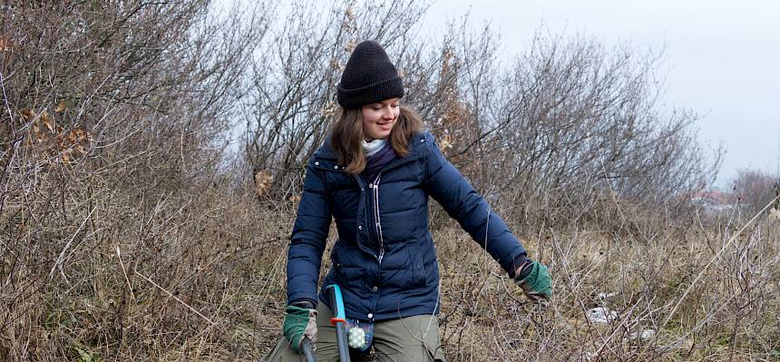 Praktikantin schneidet Gehölze