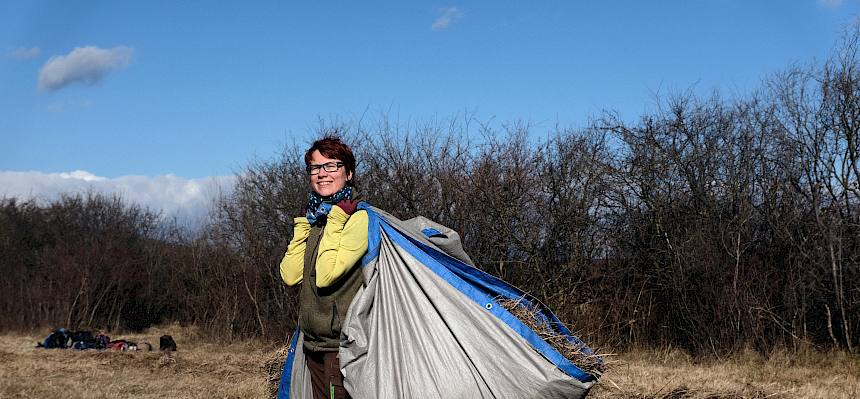 Biologin trägt Plane