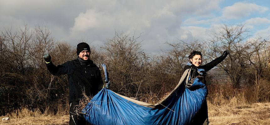 Praktikanten tragen Plane