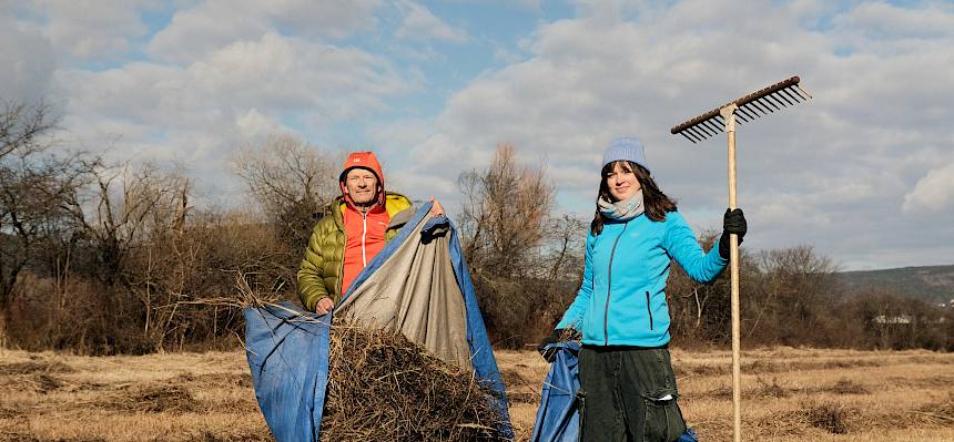 Freiwillige tragen Plane