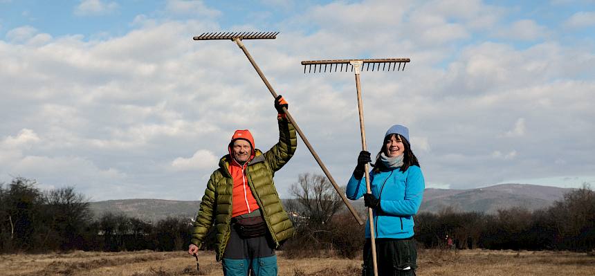 Freiwillige mit Rechen
