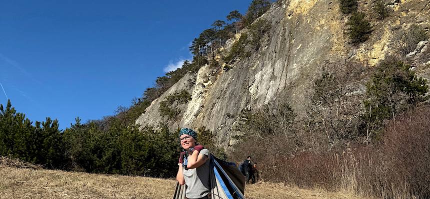 Biolog:in Fischi trägt Plane