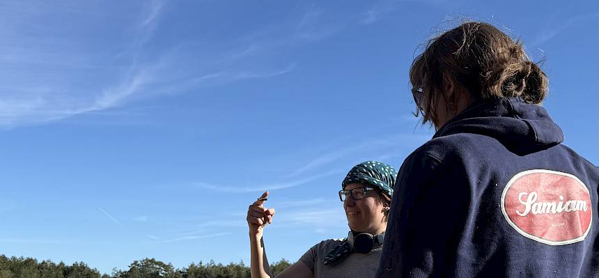 Biolog:in Fischi mit Grauer Moderholzeule (Xylena exsoleta)