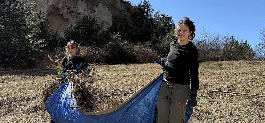 Praktikantinnen tragen Plane