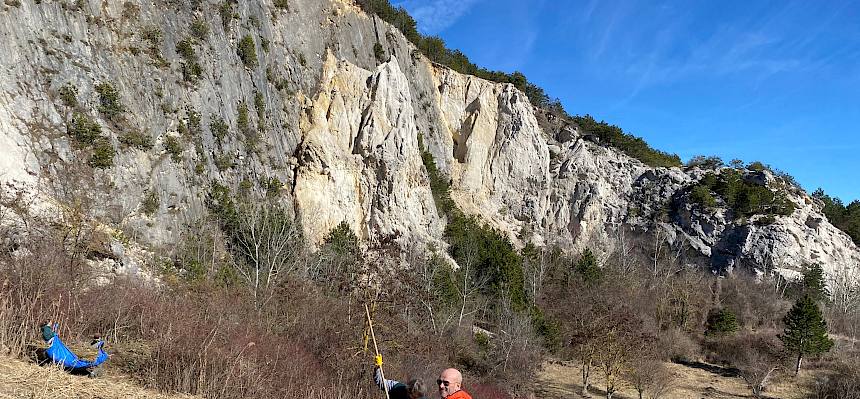 Freiwillige bei der Wiesenpflege