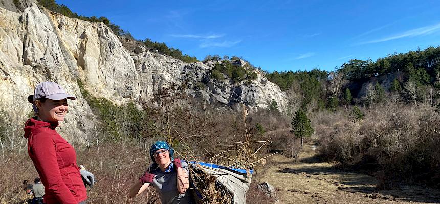 Biolog:in trägt Plane