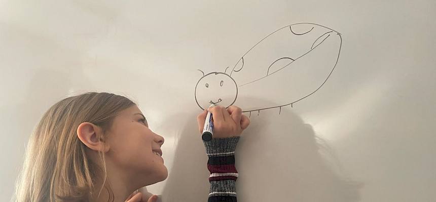 Schülerin zeichnet Marienkäfer