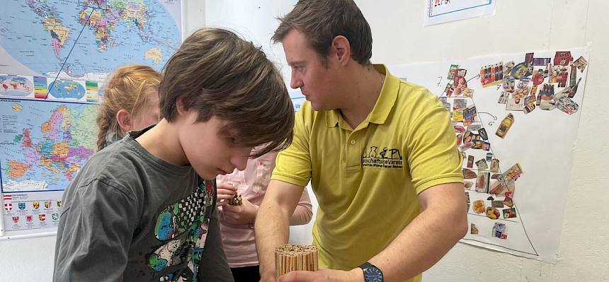 Naturpädagoge hilft beim Nisthilfen bauen