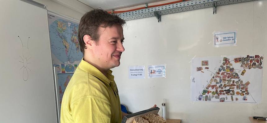 Naturpädagoge mit Nisthilfe