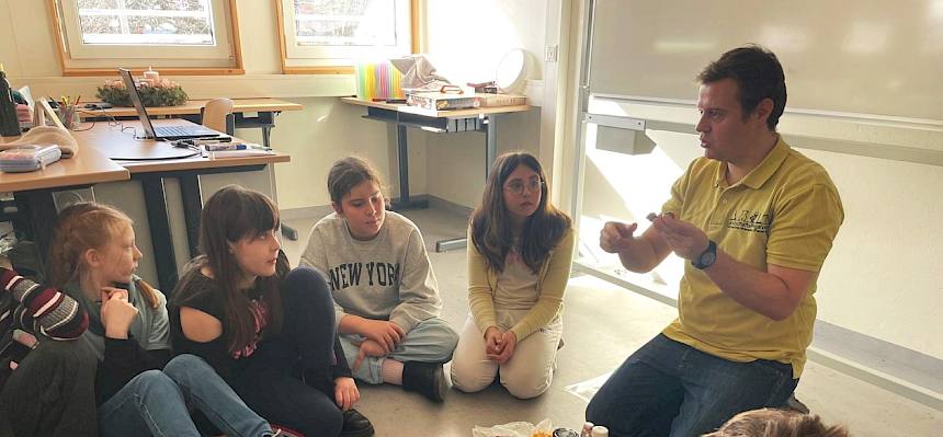 Naturpädagoge erklärt ein Spiel