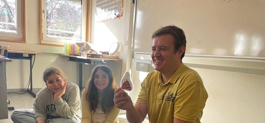 Naturpädagoge erklärt dass Insekten Kot abbauen