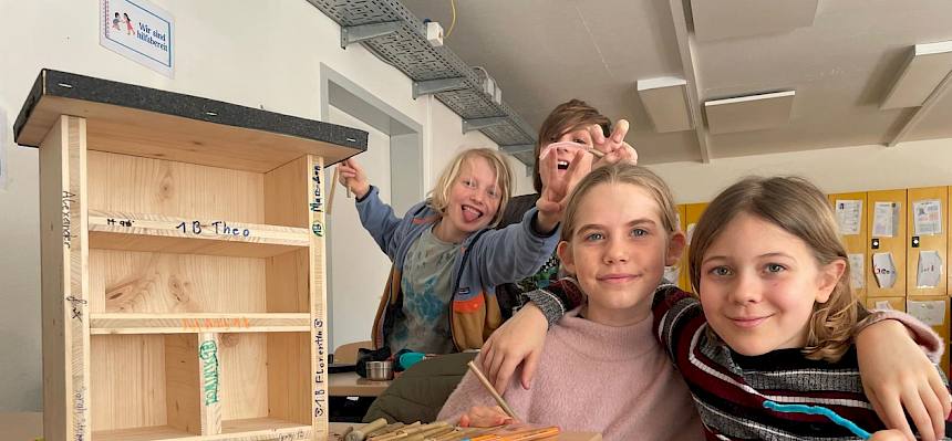 Schüler:innen bauen Wildbienen-Nisthilfe