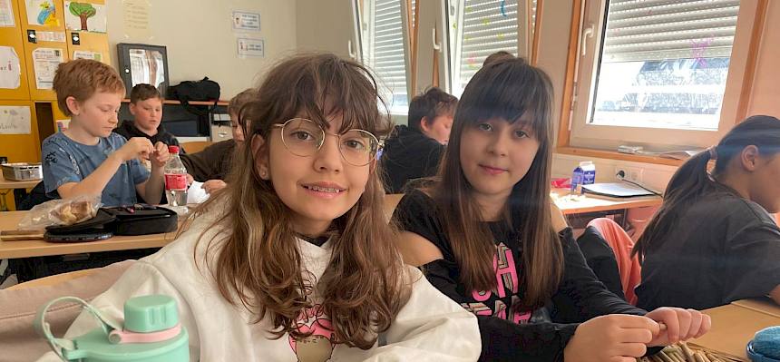 Schüler:innen befüllen Nisthilfen