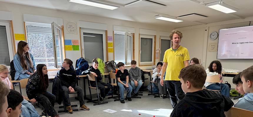 Naturpädagoge spielt Spiel mit Kindern