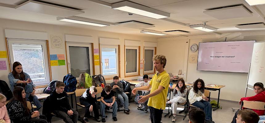 Naturpädagoge beim Spiel mit Kindern