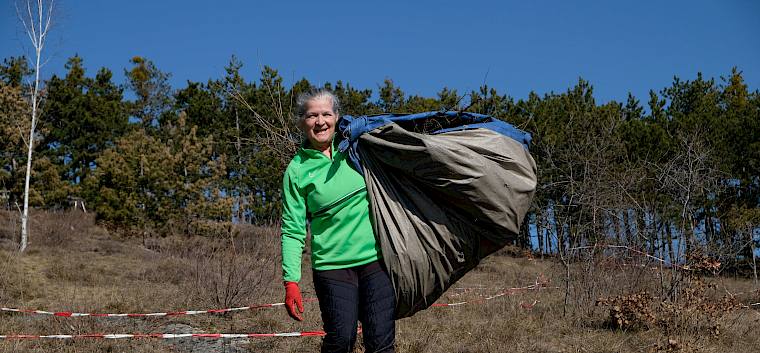 Freiwillige trägt Plane