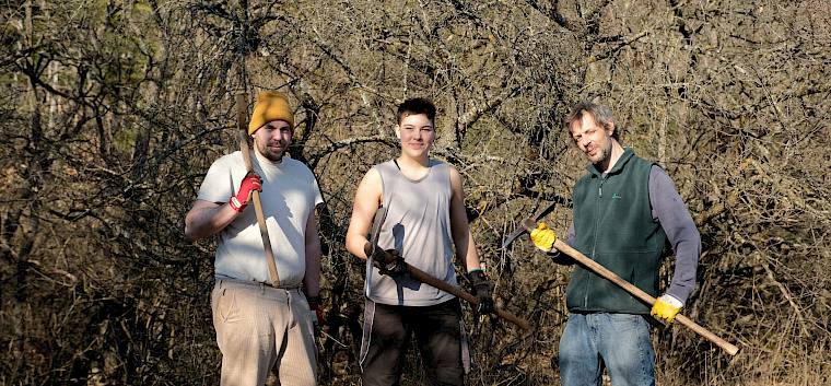 Freiwillige Helfer:innen mit Krampen