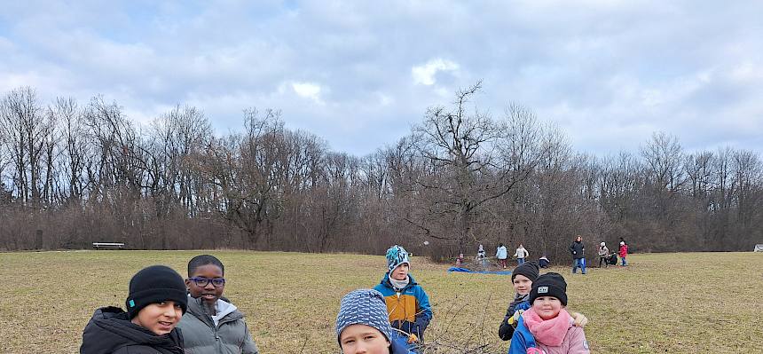 Schüler:innen tragen Plane