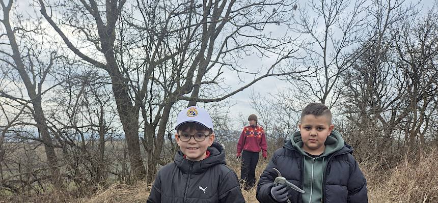 Zwei Schüler mit Astscheren