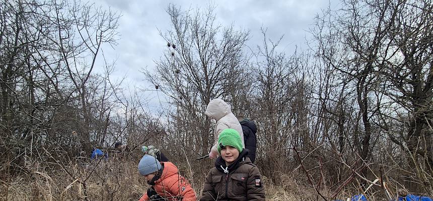 Schüler:innen bei Landschaftspflege