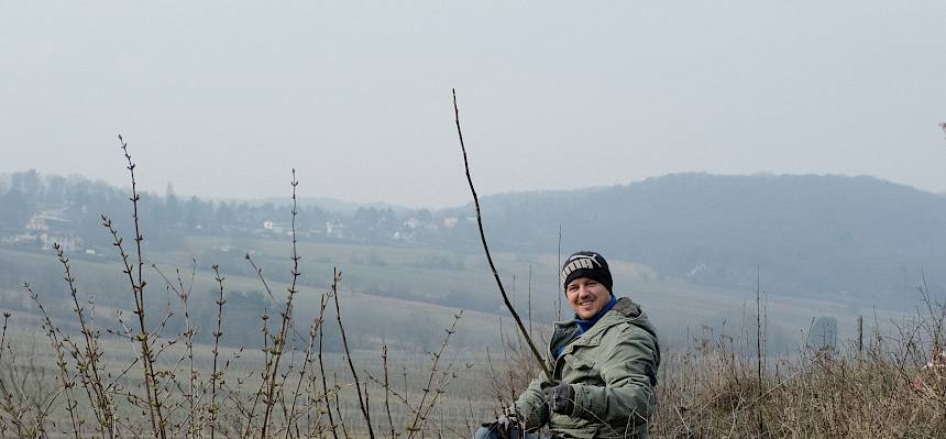 Biologe Norbert bei Trockenrasenpflege