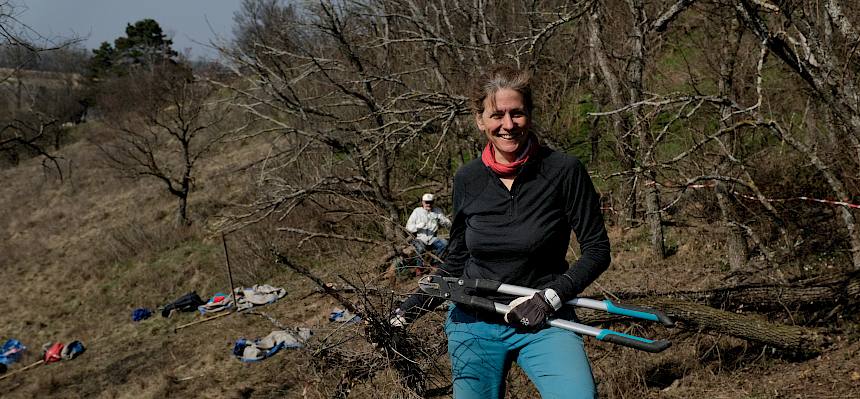 Biologin Irene mit Astschere