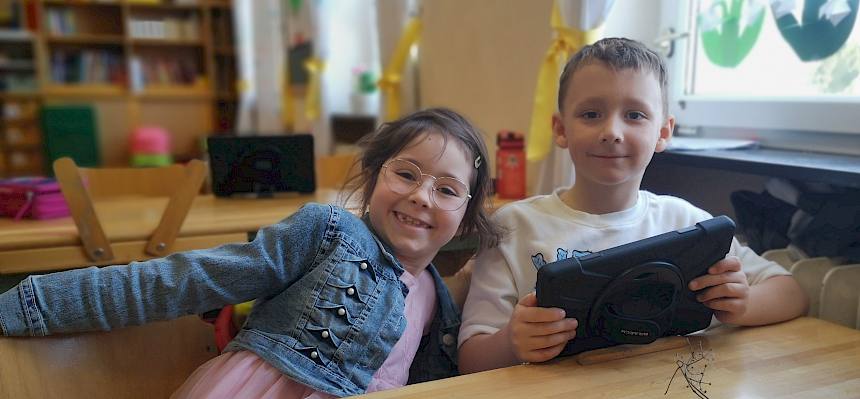 Zwei Schüler:innen arbeiten mit Schul-Tablets.