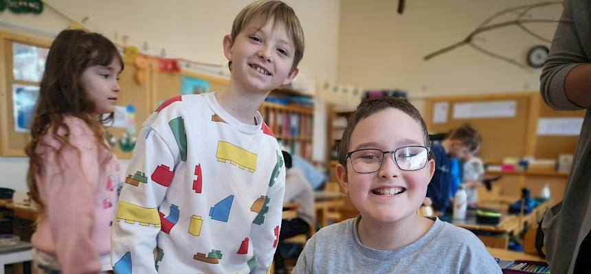 Schüler macht Foto von Käfer