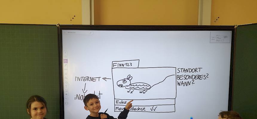 Schüler:innen lernen Umgang mit iNaturalist.