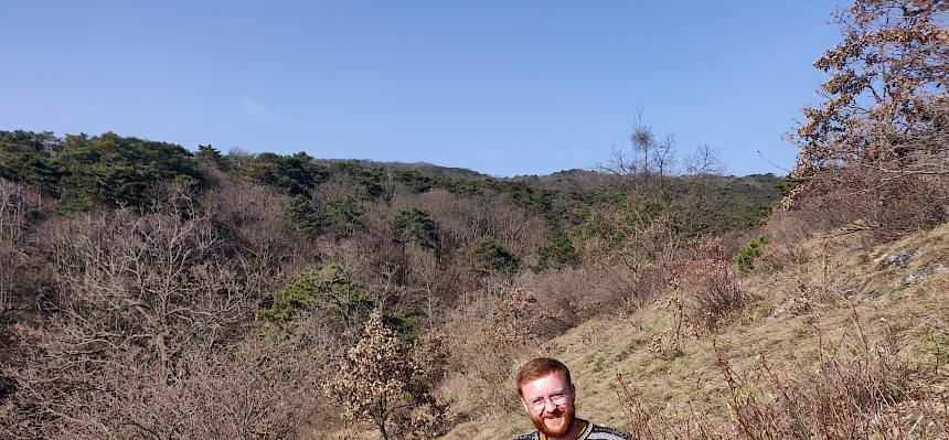 Freiwilliger schneidet Büsche
