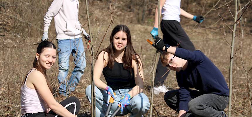 Schüler:innen pflegen Trockenrasen
