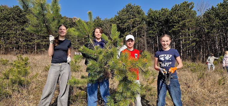 Schüler:innen bei Trockenrasenpflege