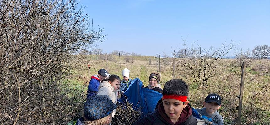 Schüler:innen tragen Plane