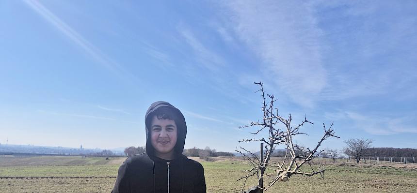 Schüler mit abgeschnittenem Ast