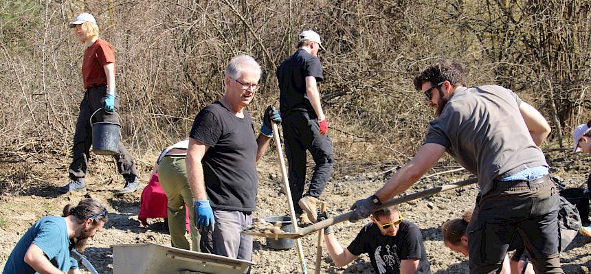 Freiwillige beim Tümpelbau