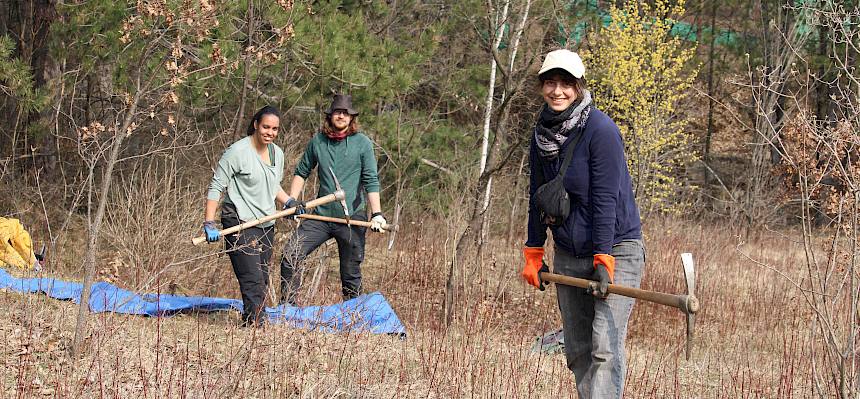 Freiwillige mit Krampen