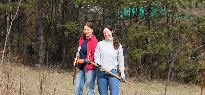 Freiwillige pflegen Trockenrasen