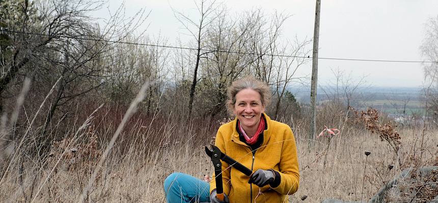 Biologin Irene bei der Landschaftspflege
