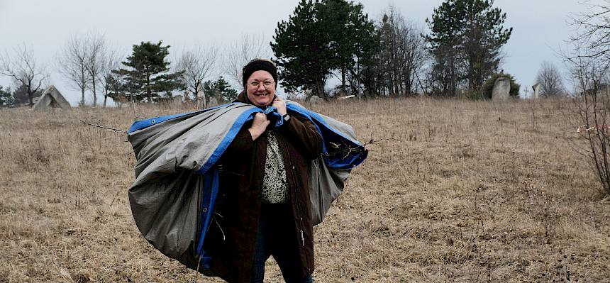 Freiwillige trägt Plane