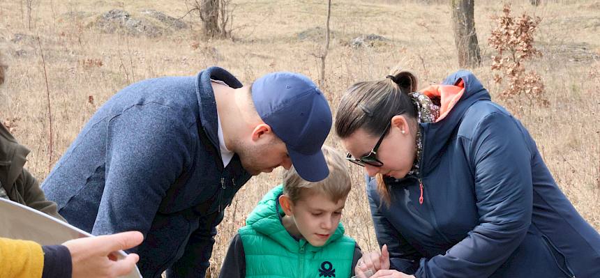 Familie betrachtet Präparate