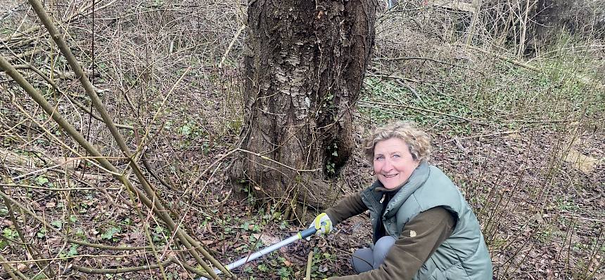 Gemeinderätin mit Astschere