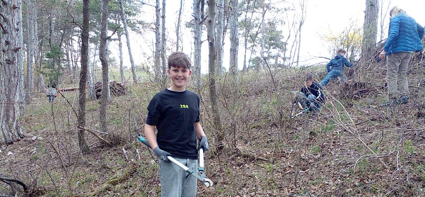 Schüler mit Astschere